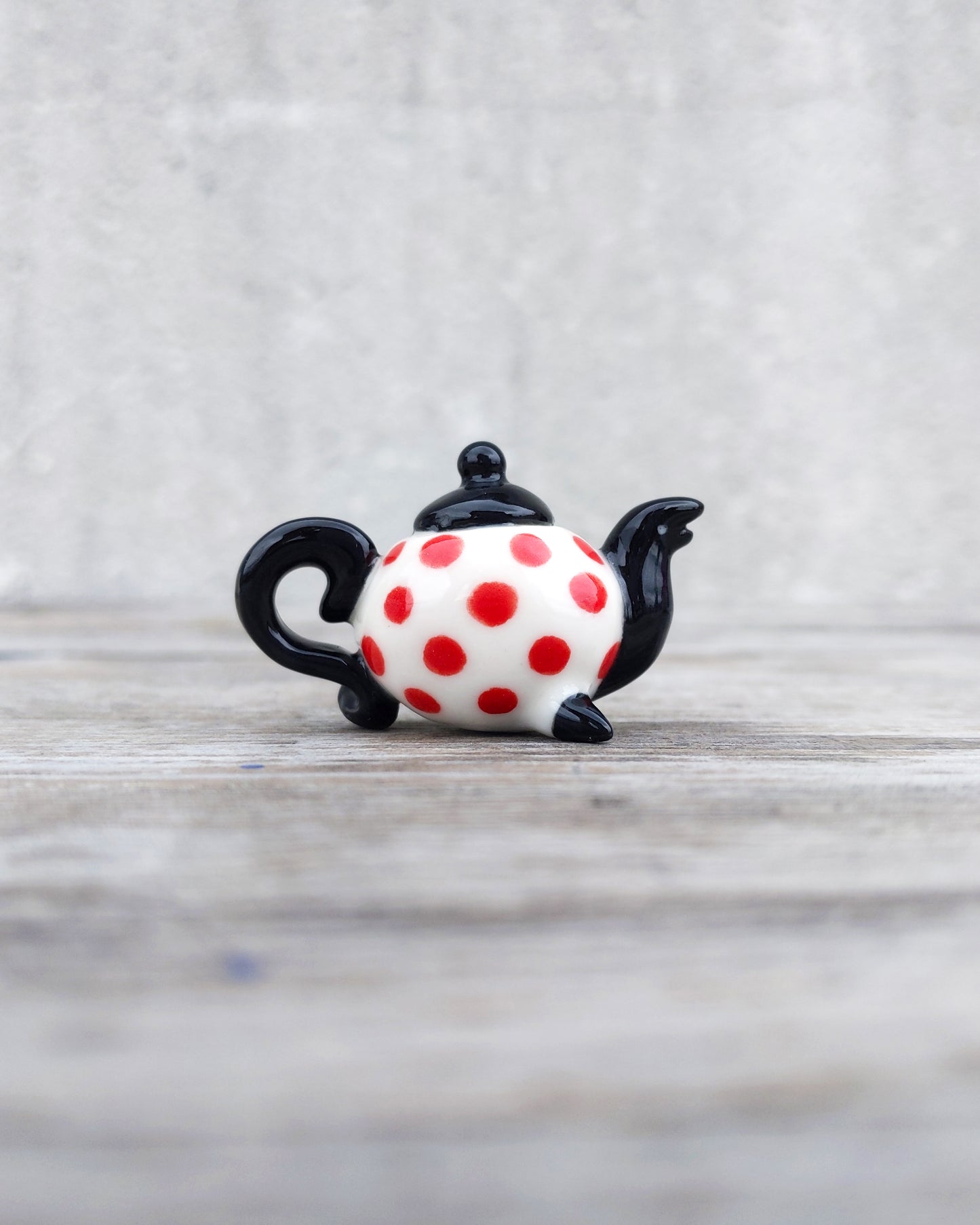 goatPIERROT Ceramic Art Toy [25.039: Teahorse in Black and Red]