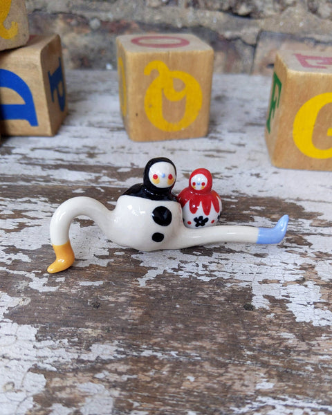 Tinybirdman Ceramic Art Toy [Tinybirdman, Gumball-Sized Body, Left Knee Up]