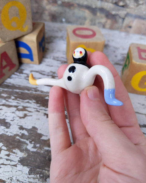 Tinybirdman Ceramic Art Toy [Tinybirdman, Gumball-Sized Body, Right Knee Up]