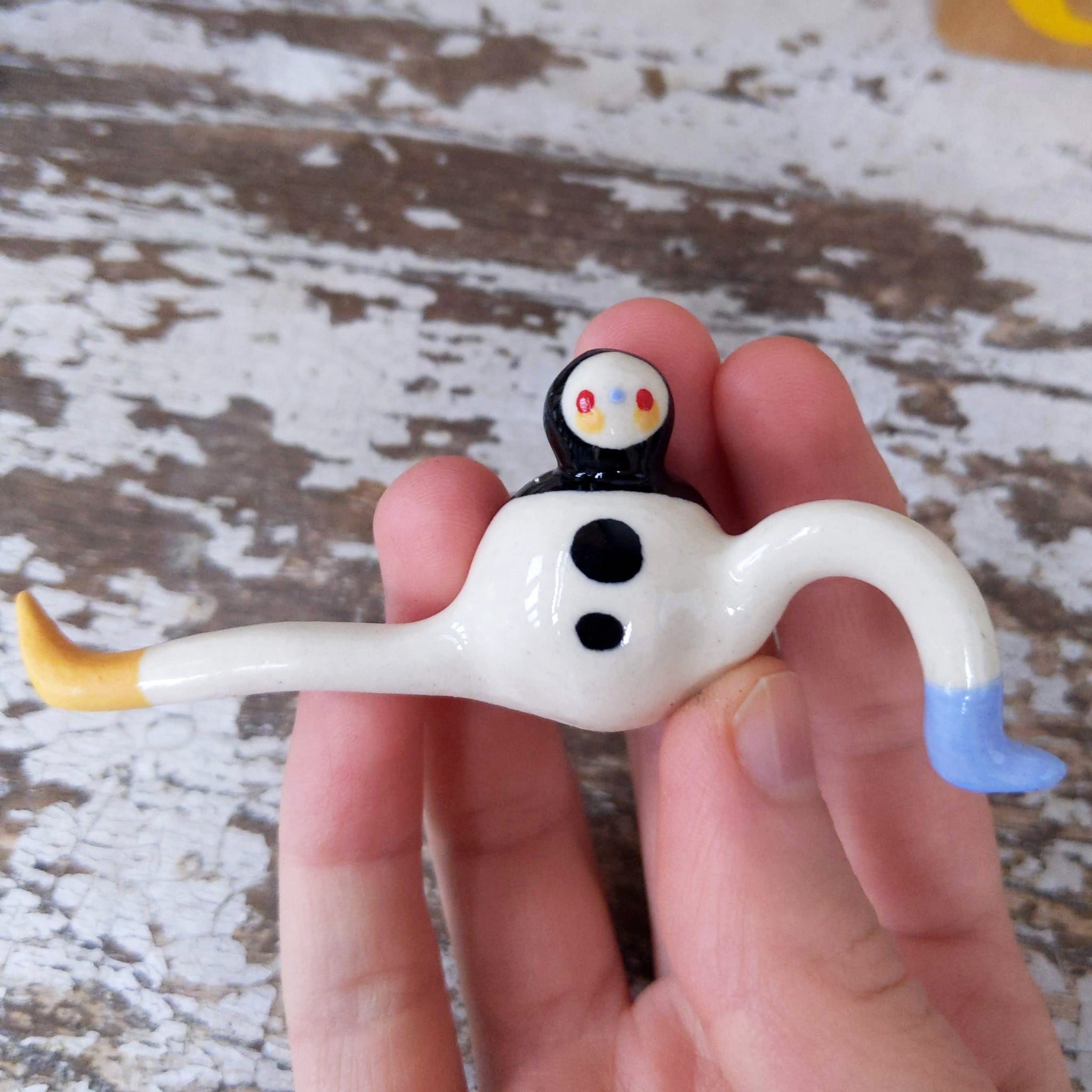 Tinybirdman Ceramic Art Toy [Tinybirdman, Gumball-Sized Body, Right Knee Up]