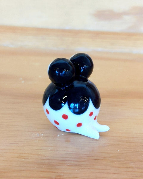 Birbauble Ceramic Art Toy [BB22.007 Two-Headed Black Scallop with Red Polka Dots]